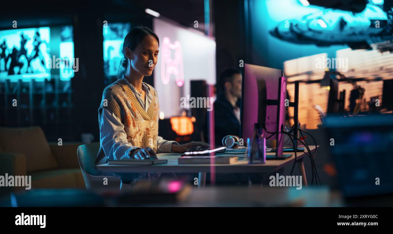 Porträt einer schönen glücklichen weiblichen Projektmanagerin, die in Creative Agency arbeitet und die Marketingstrategie überprüft. Leitender Spezialist, der Desktop-Computer verwendet, Daten analysiert, denkt und Probleme löst Stockfoto