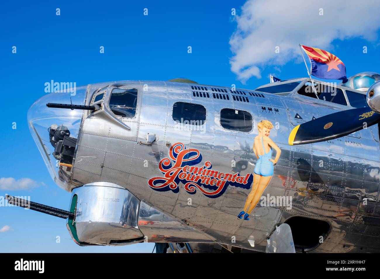 Boeing B-17 Flying Fortress Oldtimer-Bomberflugzeug Cockpit, Bendix Kin Gun Turm, sentimentale Reise, restaurierte B17 USA Flugzeugnase Stockfoto