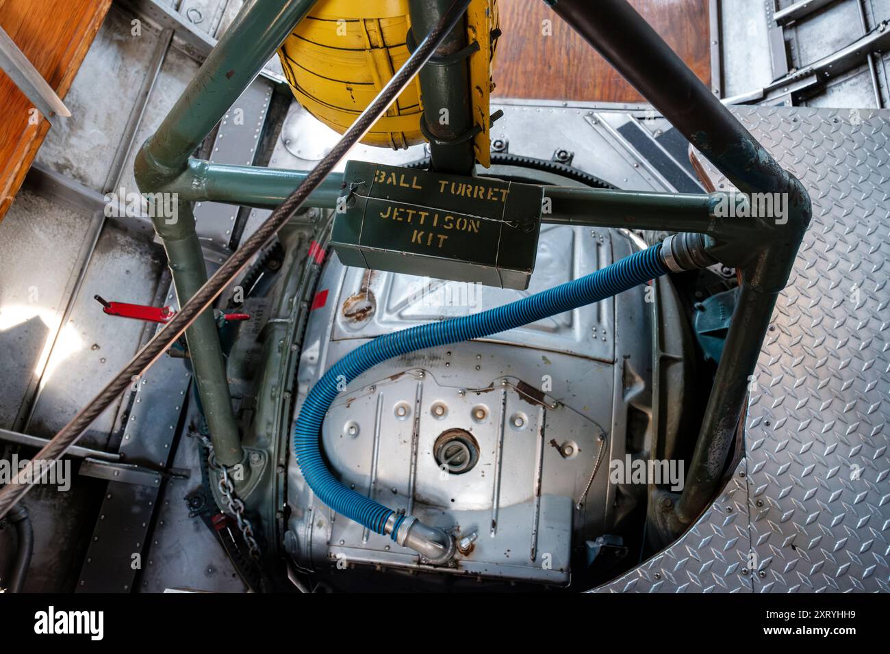 Boeing B-17 Flying Fortress Vintage-Bomberflugzeug Ventral Ball Turret Jettison Kit im Rumpf, sentimental Journey, restaurierte B17 USA Stockfoto