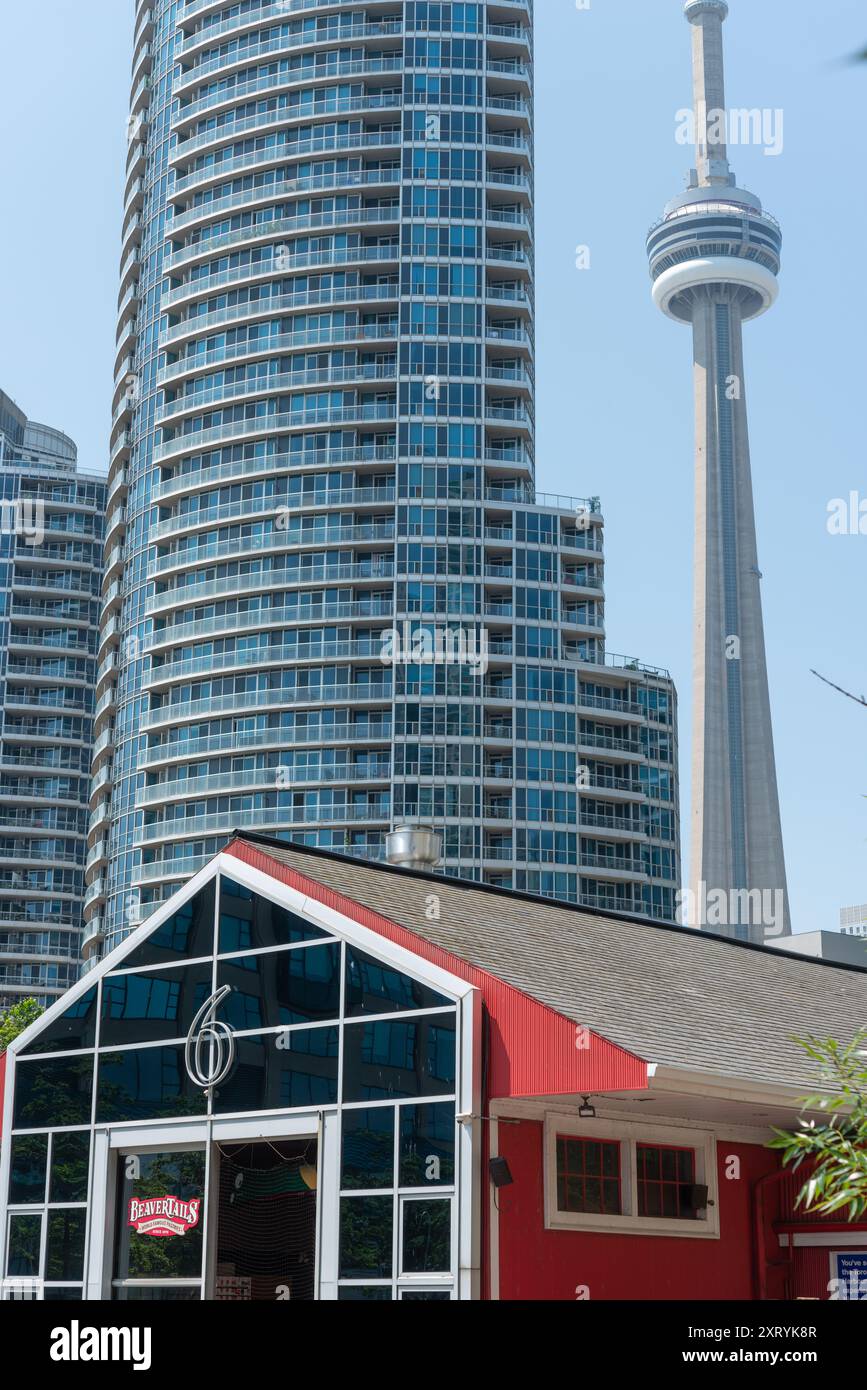 Außengebäude und Schild von BeaverTails, einem Fast-Food-Restaurant, gelegen an 145 Queens Quay Toronto Waterfront mit Blick auf die Wohnung und den Wahrzeichen Turm Stockfoto