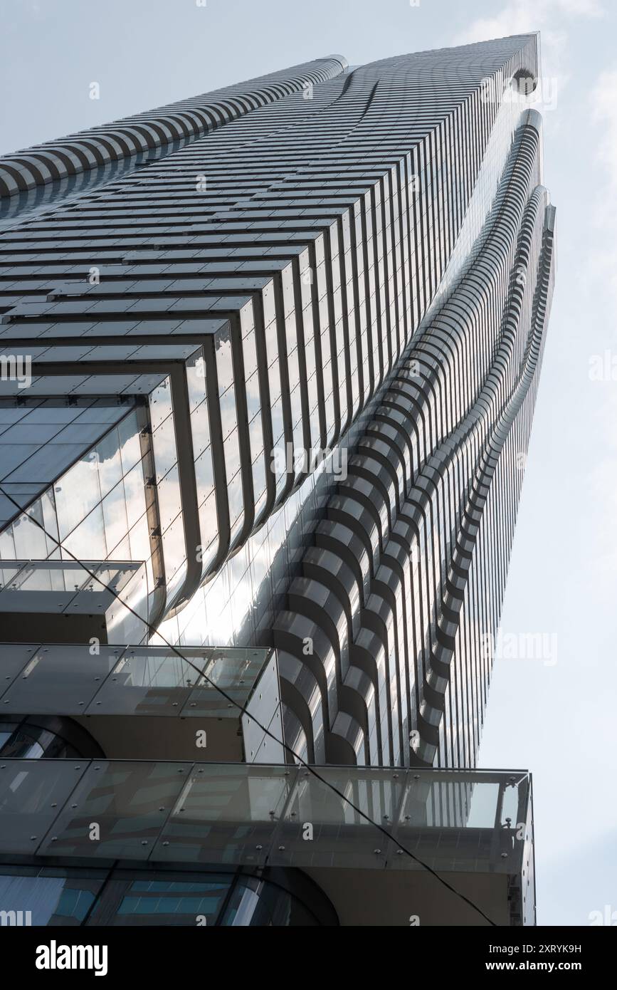 Blick nach oben auf One Bloor, ein Wohnkomplex, in 1 Bloor Street East (an der Yonge Street) in der Innenstadt von Toronto, Kanada Stockfoto