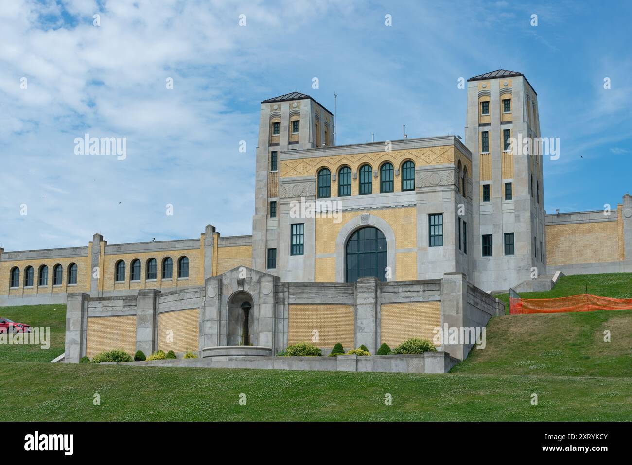 Allgemeine Ansicht der RC Harris Water Treatment Plant in 2701 Queen Street East in Toronto, Kanada - Filtrationsgebäude, Südlage Stockfoto