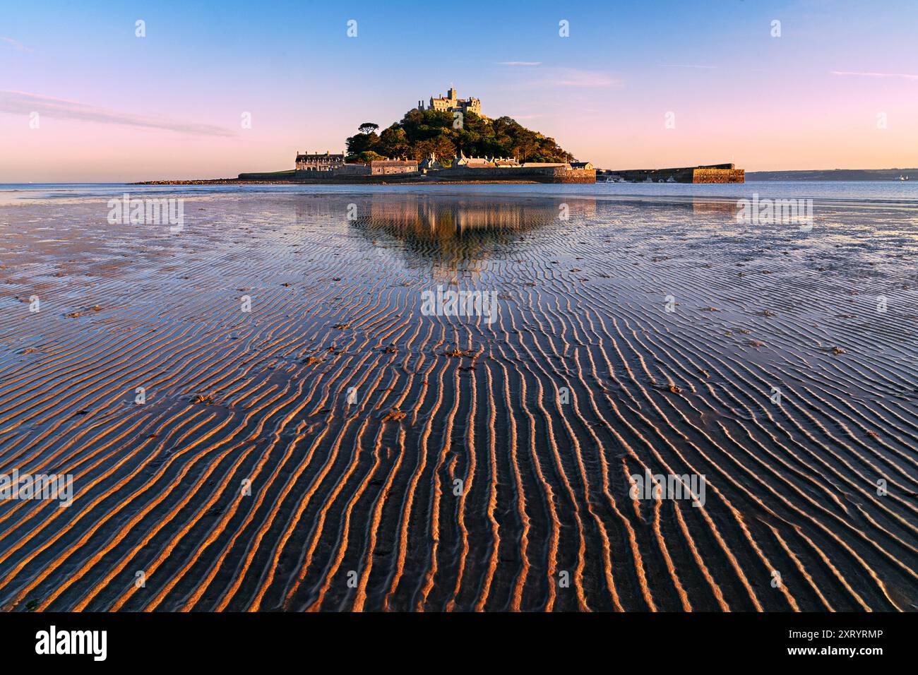 Mount Saint Michael bei Sonnenuntergang mit Sandkräuseln in Penzance, Großbritannien. Stockfoto