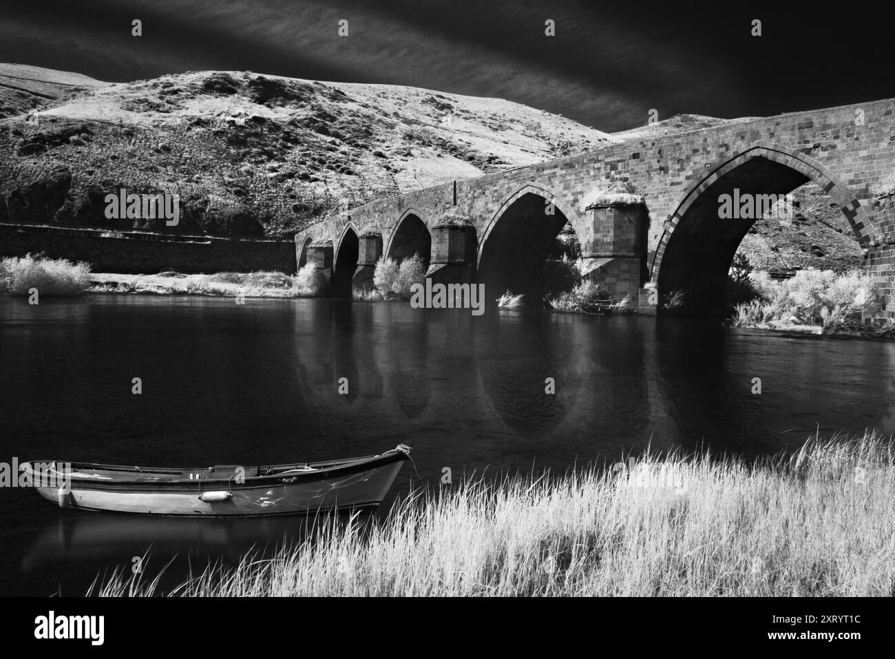 Alte Brücke, bekannt als Cobandede Bridge in Erzurum, Türkei Stockfoto