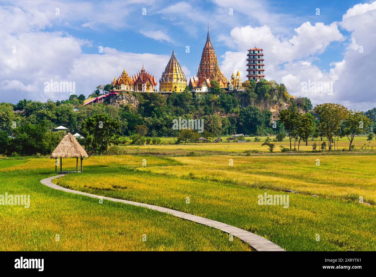 Blick über den chinesischen Tempel, bekannt als Wat Tham Sua, in Kanchanaburi Thailand. Er ist auch als Tiger Cave Temple bekannt. Stockfoto