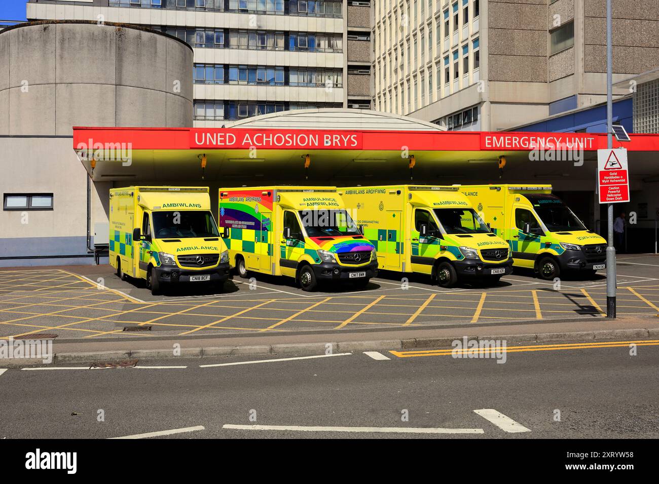 Krankenwagen parkten in der Notaufnahme, University Hospital of Wales, Heath Park, Cardiff. Südwales. Vom August 2024 Stockfoto