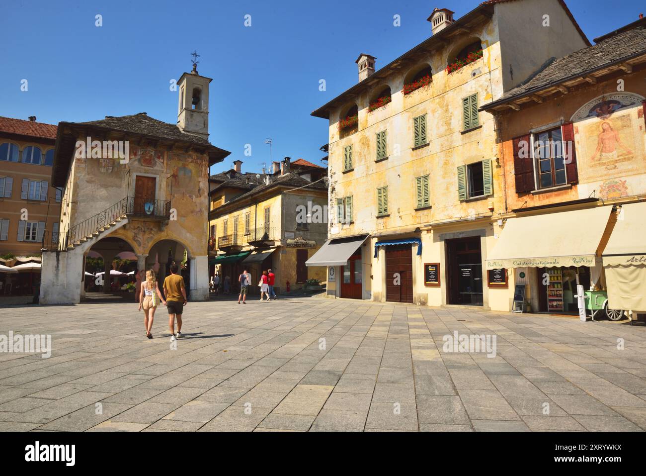 Die Besucher schlendern durch die Piazza Mario Motta in der Stadt Orta San Giulio am See Orta, Italien. Stockfoto