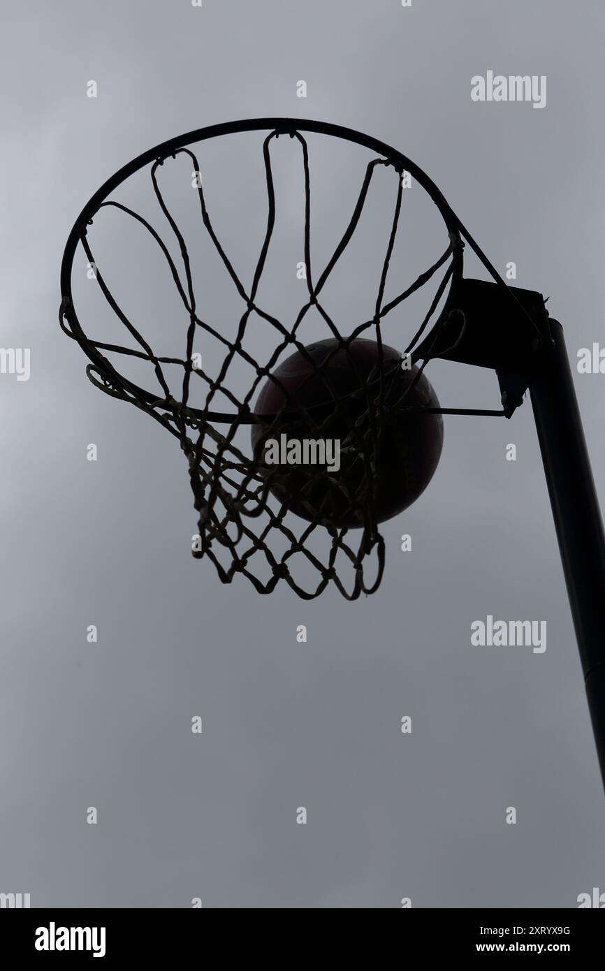 Netball Üben Schießen - Sport Zielen Genauigkeit Tor Netzball Eingeben Netto-Score Treffer Ziel Stockfoto