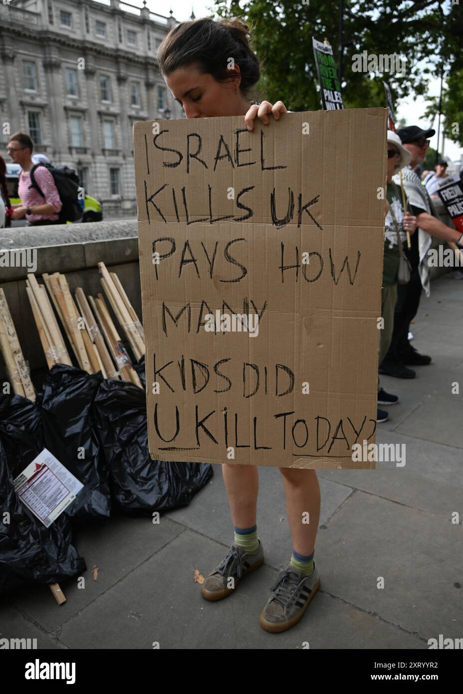 LONDON, ENGLAND: 12. August 2024: Hunderte von Demonstranten protestieren gegen das Ende des Massakers in Gaza und den Völkermord an den Palästinensern Proteste gegen den israelischen Luftangriff auf die Waffenlieferungen einer palästinensischen Schule durch die USA haben mehr als 100 Menschen getötet. Quelle: Siehe Li/Picture Capital/Alamy Live News Stockfoto