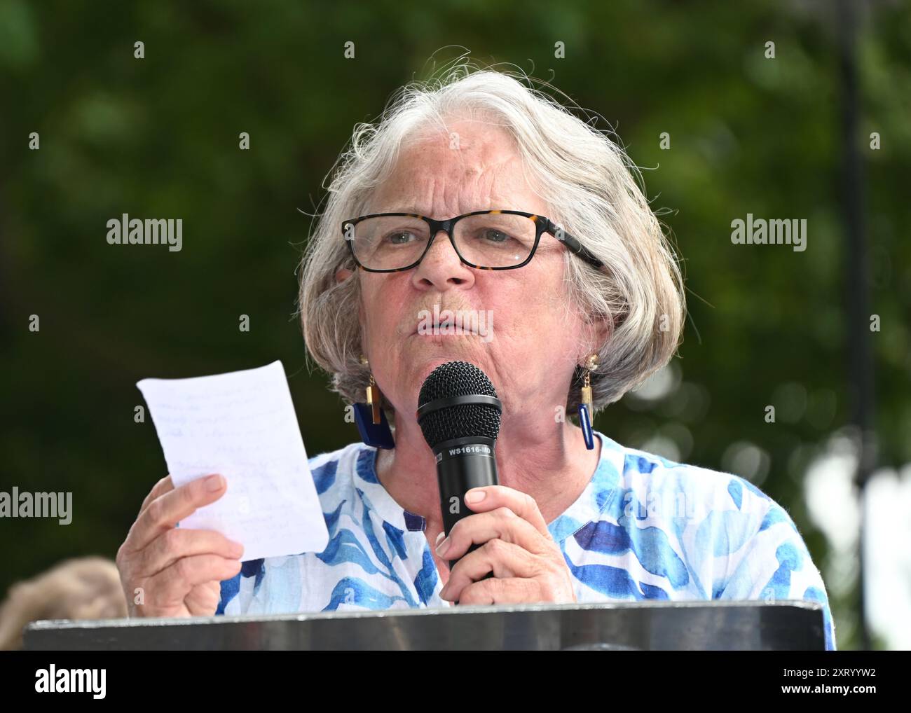 LONDON, ENGLAND: 12. August 2024: Sprecher Lindsey German von Stop the war protestierte gegen das Ende des Massakers in Gaza und den Völkermord an den Palästinensern Proteste gegen den israelischen Luftangriff auf die Waffenlieferungen einer palästinensischen Schule durch die USA haben mehr als 100 Menschen getötet. Quelle: Siehe Li/Picture Capital/Alamy Live News Stockfoto