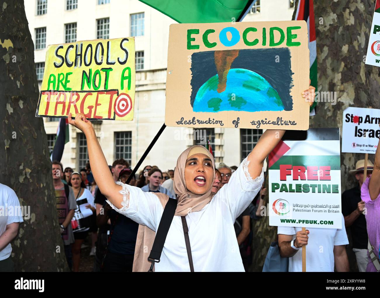 LONDON, ENGLAND: 12. August 2024: Hunderte von Demonstranten protestieren gegen das Ende des Massakers in Gaza und den Völkermord an den Palästinensern Proteste gegen den israelischen Luftangriff auf die Waffenlieferungen einer palästinensischen Schule durch die USA haben mehr als 100 Menschen getötet. Quelle: Siehe Li/Picture Capital/Alamy Live News Stockfoto