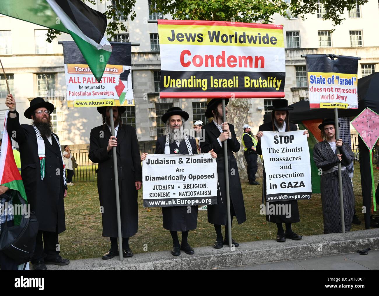 LONDON, ENGLAND: 12. August 2024: Hunderte von Demonstranten protestieren gegen das Ende des Massakers in Gaza und den Völkermord an den Palästinensern Proteste gegen den israelischen Luftangriff auf die Waffenlieferungen einer palästinensischen Schule durch die USA haben mehr als 100 Menschen getötet. Quelle: Siehe Li/Picture Capital/Alamy Live News Stockfoto