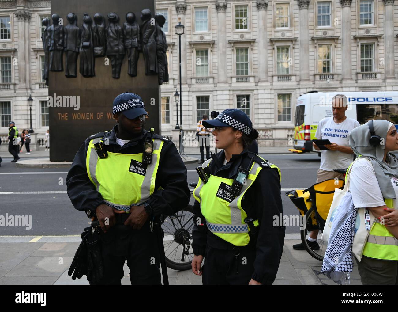 LONDON, ENGLAND: 12. August 2024: Hunderte von Demonstranten protestieren gegen das Ende des Massakers in Gaza und den Völkermord an den Palästinensern Proteste gegen den israelischen Luftangriff auf die Waffenlieferungen einer palästinensischen Schule durch die USA haben mehr als 100 Menschen getötet. Quelle: Siehe Li/Picture Capital/Alamy Live News Stockfoto