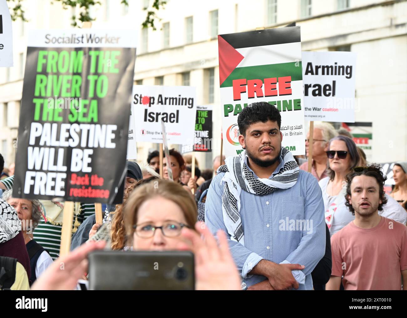 LONDON, ENGLAND: 12. August 2024: Hunderte von Demonstranten protestieren gegen das Ende des Massakers in Gaza und den Völkermord an den Palästinensern Proteste gegen den israelischen Luftangriff auf die Waffenlieferungen einer palästinensischen Schule durch die USA haben mehr als 100 Menschen getötet. Quelle: Siehe Li/Picture Capital/Alamy Live News Stockfoto