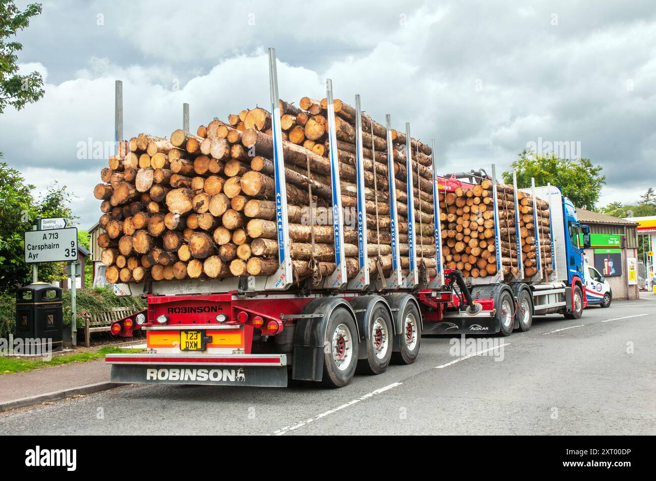Scania zweiachsiger Holzfällerwagen mit Hinterachse und dreiachsiger Anhänger mit voller Ladung Holzholz in St Johns Town of Dalry Dumfries und Galloway Schottland Großbritannien Stockfoto