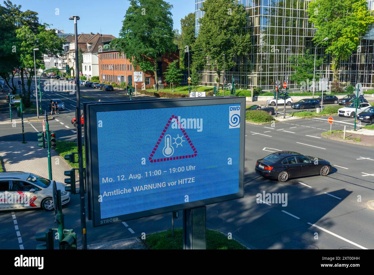 Offizielle Hitzewarnung, vom Deutschen Wetterdienst DWD, auf digitaler Plakatwand, aus Ströer, an der Kreuzung Martinstraße, Alfredstraße, B224, Stockfoto