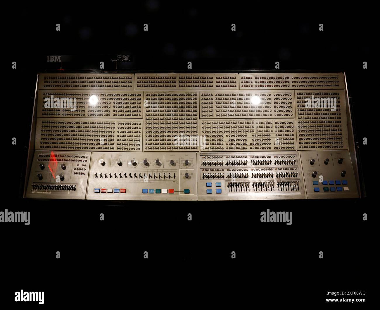 New York, Usa. Juli 2024. Ein IBM System 360 Model 91 ist im Rahmen von Gen One: Innovations from the Paul G. Allen Collection bei Christie's in New York City zu sehen, einschließlich führender Highlights, die in: Putting Boundaries: Ingenuity from the Paul G. Allen Collection and Over the Horizon: Art of the Future im Christie's in New York City am Freitag, 12. Juli 2024. Foto: John Angelillo/UPI Credit: UPI/Alamy Live News Stockfoto