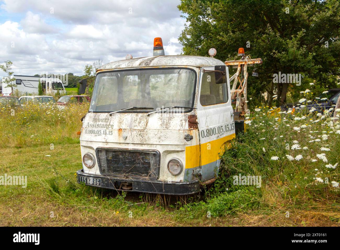 Verlassener renault saviem Rettung Truck Klassiker vor einer Garage Paizay-le-SEC Frankreich Stockfoto