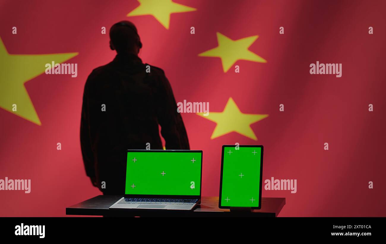 Das Personal der chinesischen Luftabwehrdivision überwacht feindliche Luftangriffe mit Green-Screen-Geräten. Der chinesische Geheimdienst hält die Überlegenheit des Luftraums mit chroma-Schlüsselradargerät, Kamera A, aufrecht Stockfoto