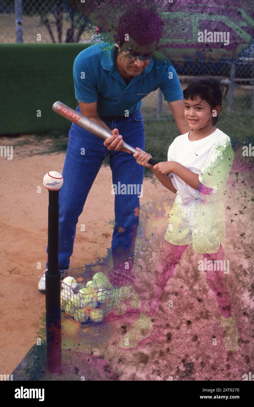 Austin Texas USA, 1989: Hispanischer Vater lehrt seiner Tochter, wie man einen Baseball von einem Abschlag auf einem Jugendballfeld schlägt. HERR RE-0229 ©Bob Daemmrich Stockfoto