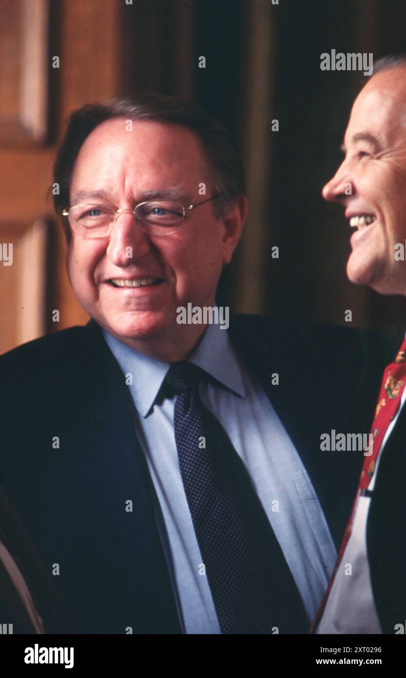 Austin Texas USA, 2001: PETE LANEY (links), Sprecher des Repräsentantenhauses von Texas, spricht während der Legislativsitzung mit dem Staatsreporter TOMMY MERRITT im Texas Capitol. ©Bob Daemmrich Stockfoto