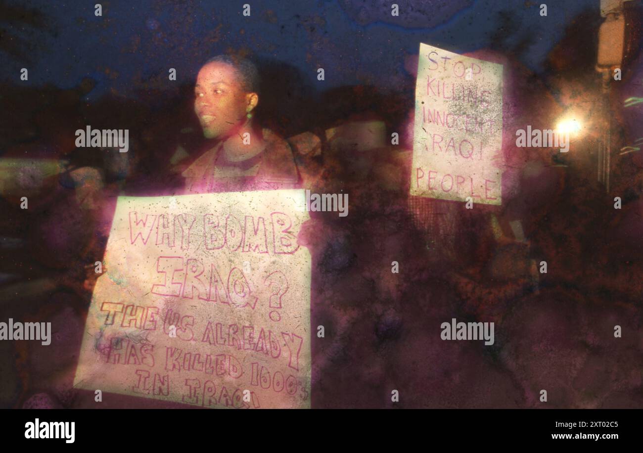 Austin Texas USA, Dezember 1998: Young Black Woman tritt im Texas Capitol zusammen und protestiert gegen die US-Bombardierung von Zielen im Irak. ©Bob Daemmrich Stockfoto