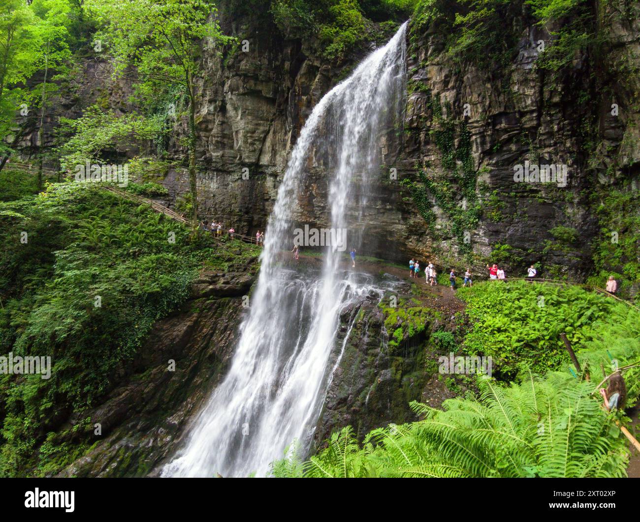 Wasserfall der Riese oder Velikan in Abchasien, großartige Quelle in den Bergen im Sommer. Konzept von Wald, Wasser, Natur, Landschaft, Reise und Reise. Stockfoto