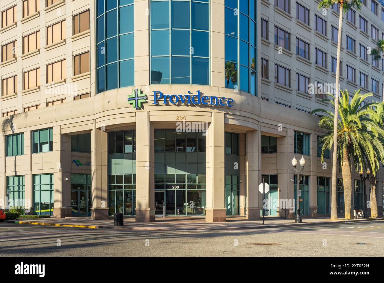 Anaheim, CA, USA - 26. Juli 2024: Außengebäude des Providence Health Medical Office an der Center Street Promenade in der Innenstadt von an Stockfoto