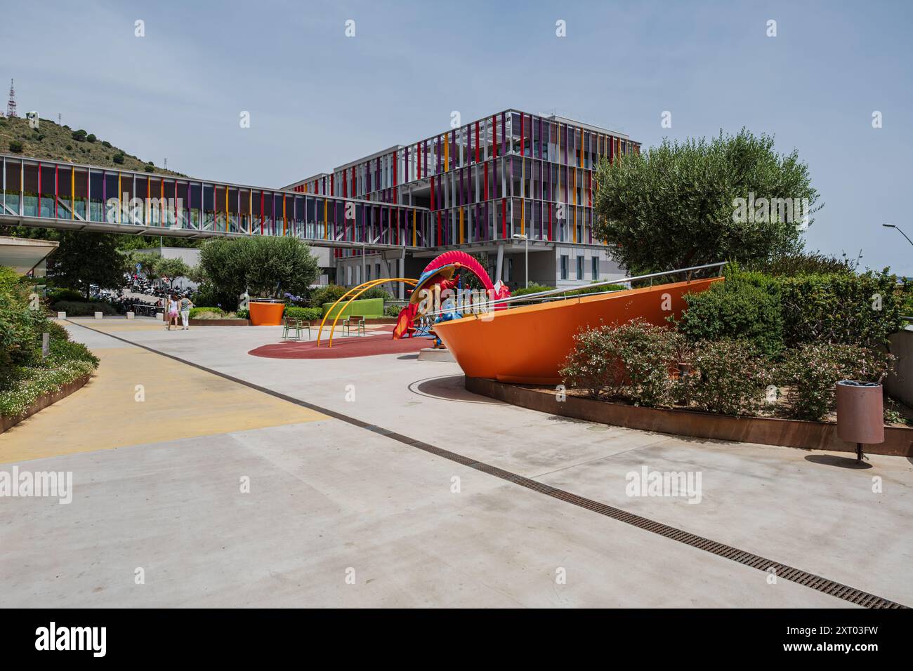 Blick auf das Pädiatrische Krebszentrum (PCCB) im Krankenhaus Sant Joan de Déu in Barcelona, ein Beispiel modernster Architektur. Stockfoto