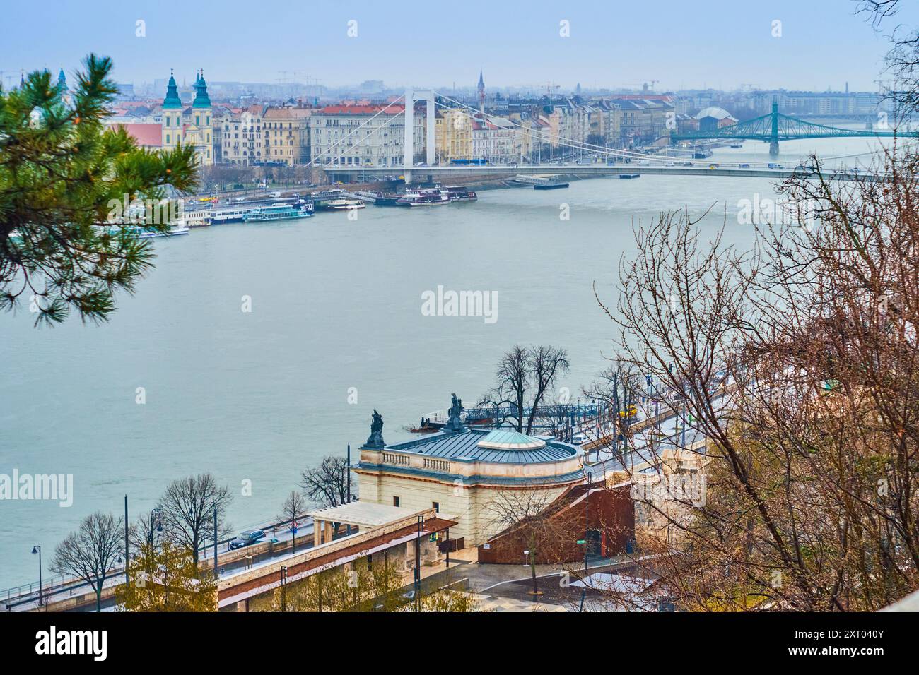 Der Blick vom Budaer Schlossberg auf die Donau und das Wohnviertel Pest mit der Elisabethbrücke, Budapest, Ungarn Stockfoto