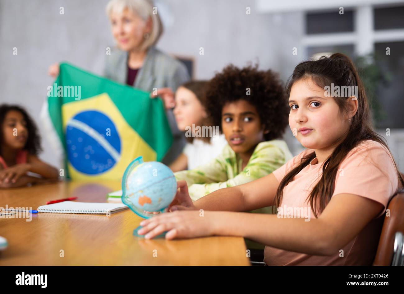 Eine reife Lehrerin erzählt den Schülern die Geschichte Brasiliens Stockfoto
