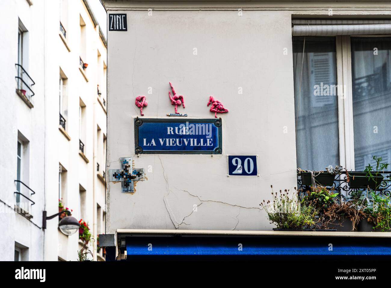 Traditionelles Straßenschild der Rue La Vieuville, im Viertel Butte of Montmartre, mit Street Art, Paris, Frankreich Stockfoto
