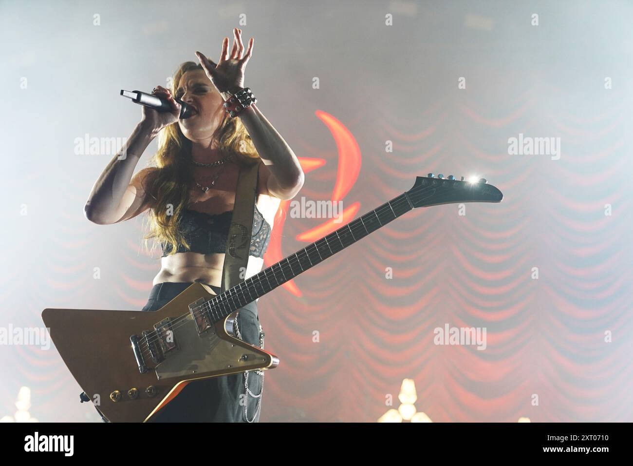 Irving, Usa. August 2024. Lzzy Hale, Sänger und Leadgitarre der amerikanischen Rockband Halestorm, tritt in der Toyota Music Factory auf. Am 11. August 2024 in Irving, Texas. (Foto: Javier Vicencio/Eyepix Group) Credit: Eyepix Group/Alamy Live News Stockfoto