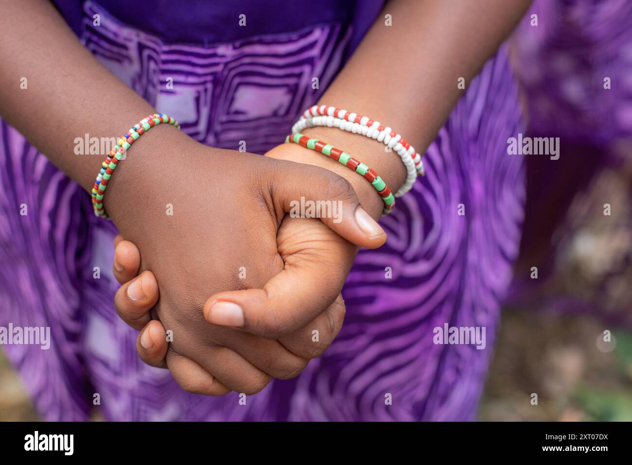 Traditionelle Handgelenkperlen, getragen von einem Gläubigen und Anbeter der Göttin Osun, die während des jährlichen Osun Osogbo Festivals in Osun am Fluss betet Stockfoto