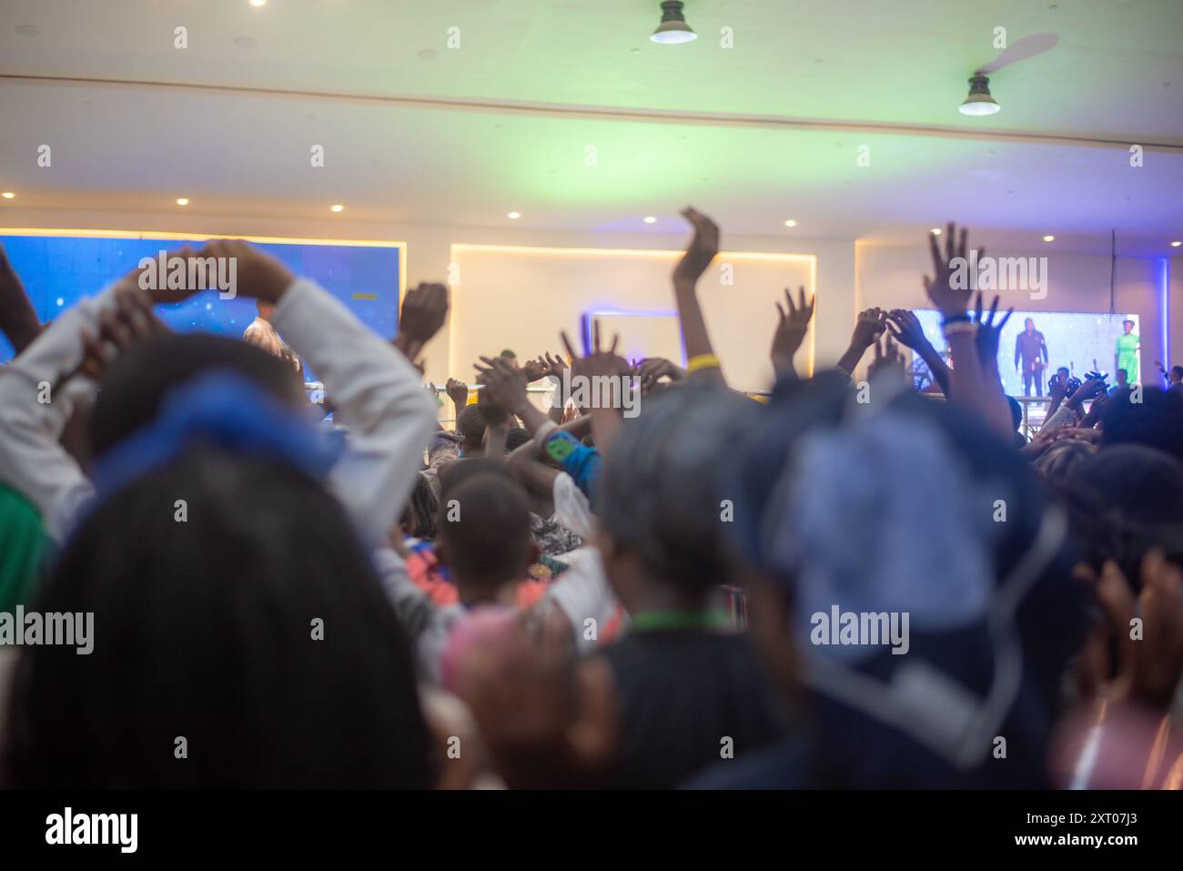 Teenager in Anbetungsstimmung während des jährlichen Kongresses der RCCG taggten Heaven im Redemption Camp, Lagos-Ibadan Expressway in Mowe, Ogun State, Nige Stockfoto