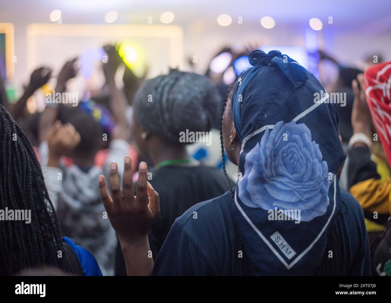 Teenager in Anbetungsstimmung während des jährlichen Kongresses der RCCG taggten Heaven im Redemption Camp, Lagos-Ibadan Expressway in Mowe, Ogun State, Nige Stockfoto