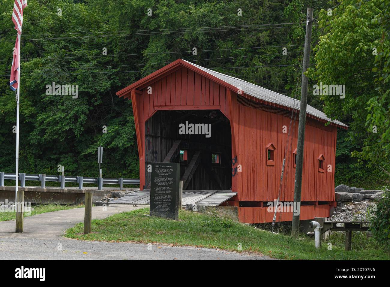 Greene County, Tennessee, USA – 20. Juli 2024: Die Bibel Covered Bridge, etwa 19 km von Greeneville entfernt, wurde 1923 erbaut und erstreckt sich über Little Chuc Stockfoto