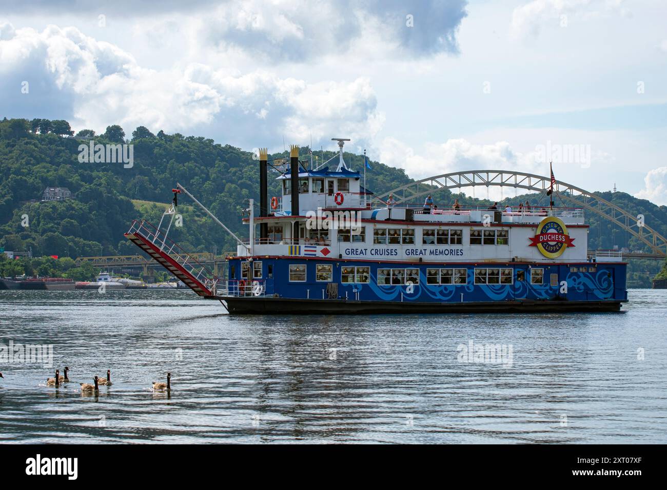 Pittsburgh, Pennsylvania, USA-30. Juli 2016: Das Duchess Riverboat von der Gateway Clipper Fleet bietet eine Tour auf dem Allegheny River in der Innenstadt von Pitt Stockfoto
