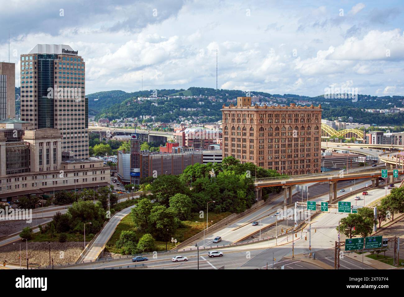 Pittsburgh, Pennsylvania, USA-30. Juli 2016: Stadtansicht mit historischen Gebäuden und Highways in Pittsburgh. Stockfoto
