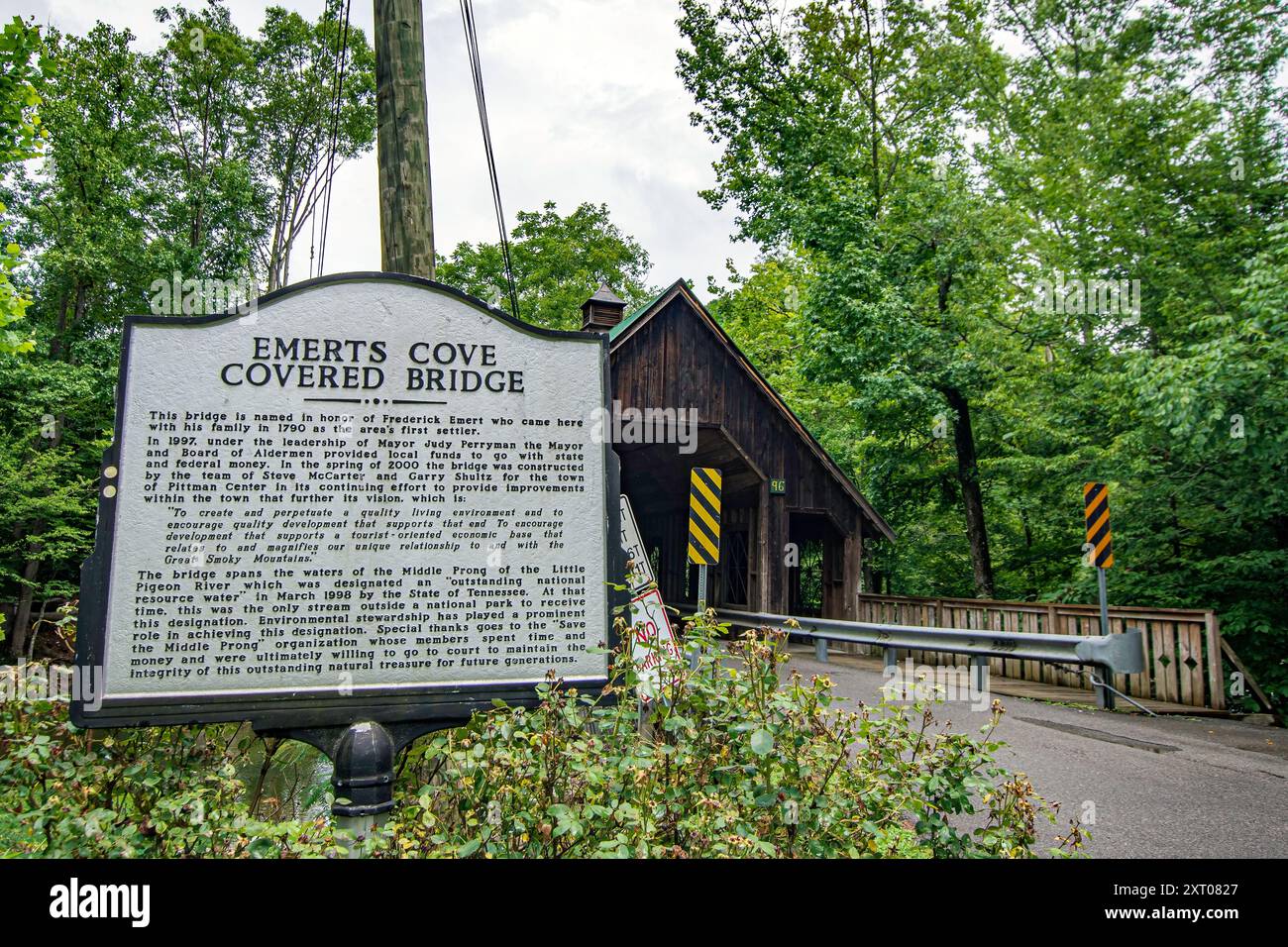 Pittman Center, Tennessee, USA, 20. Juli 2024: Informationsschild neben der Emerts Cove Cove Covered Bridge, das die Geschichte der Brücke und der Umgebung erklärt Stockfoto