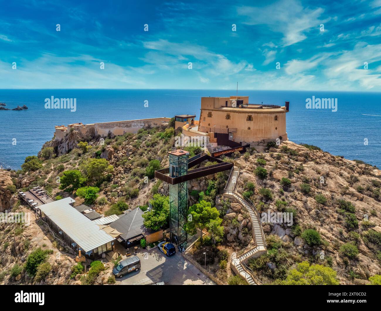 Aus der Vogelperspektive auf die Festung San Juan und den beliebten Strand in Aguilas Spanien, beliebtes mediterranes Touristenziel mit türkisfarbenem Wasser Stockfoto