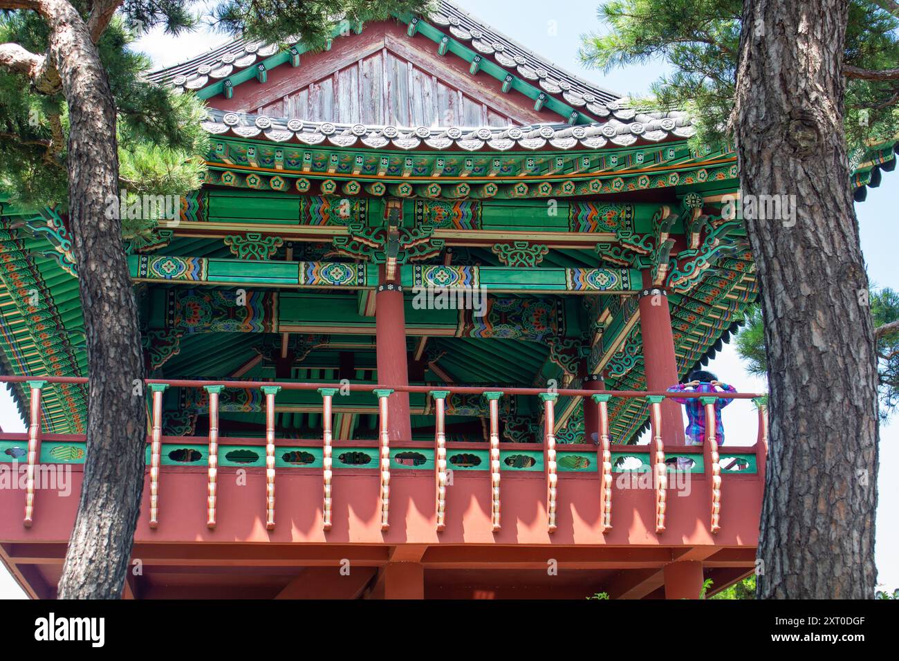 Ein wunderschön erhaltener traditioneller koreanischer Pavillon, der komplexe Holzhandwerkskunst und lebendige Farben zeigt, die das reiche kulturelle Erbe widerspiegeln Stockfoto