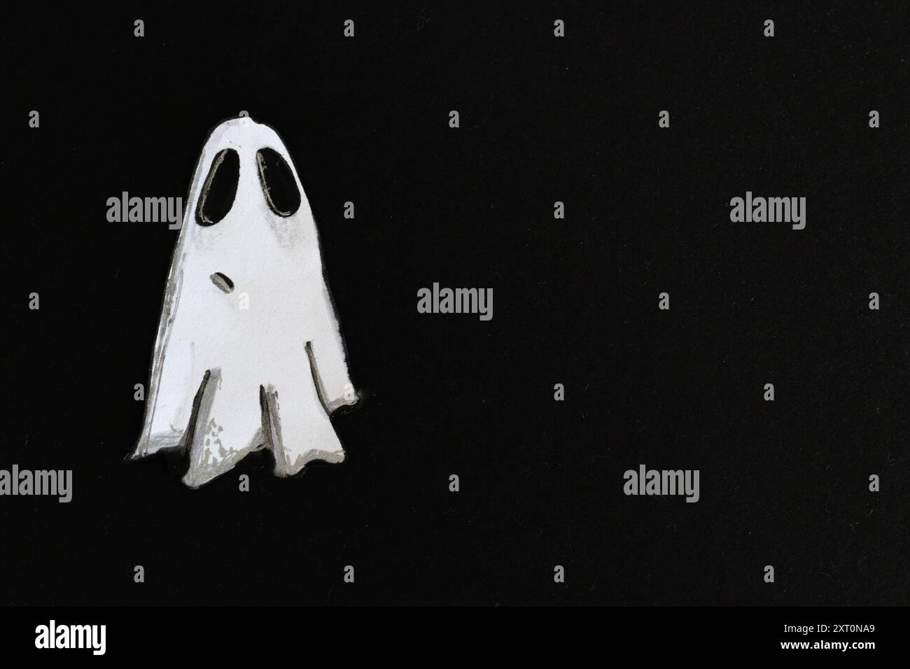 Papierherstellung. Halloween-Hintergrund. Handgefertigte Papierfigur für Halloween-Kartendekoration. Leerzeichen für Text. Stockfoto