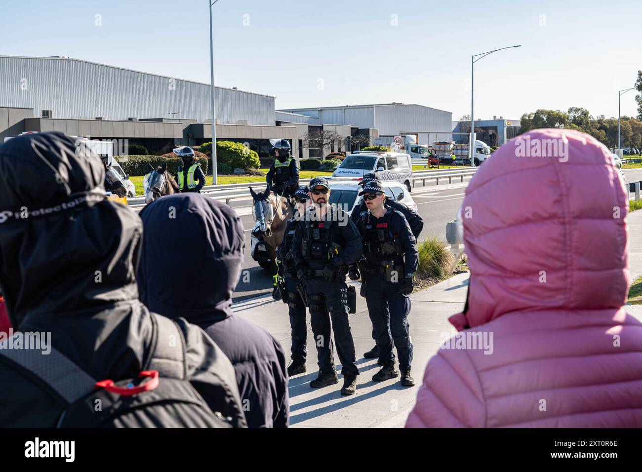 Melbourne, Australien. August 2024. Beamte für öffentliche Ordnung und Reaktion (HAFEN), die während der Demonstration auf die Demonstranten blickten. Pro-Palästina-Demonstranten versammelten sich zu einer Demonstration vor Einem W. Bell in Dandenong South Melbourne, ein Unternehmen, das Teile für Israel herstellt. Die Demonstration dauerte fast 5 Stunden, sie endete, nachdem sie auf Anweisung der Polizei einen Zug erhielten und in der Unterzahl waren. Die Arbeiter von A.W.Bell konnten ihre Schicht beginnen, als die Polizei eine Barriere gegen die Demonstranten schuf. (Foto: Gemma Hubeek/SOPA Images/SIPA USA) Credit: SIPA USA/Alamy Live News Stockfoto