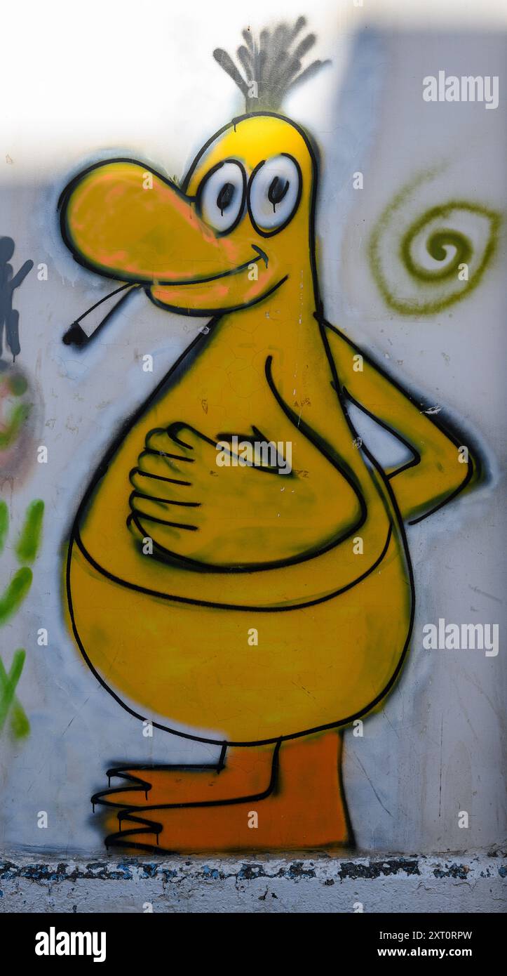 Ducken Sie farbenfrohe Graffiti an einer Wand im Kiryat Hamelacha Viertel, Tel Aviv, Israel Stockfoto