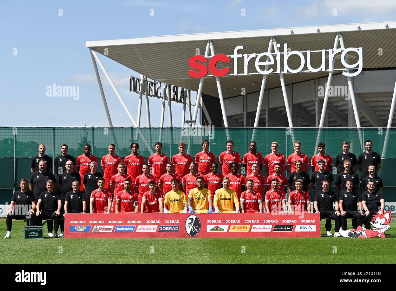 Freiburg, Deutschland - 08. August 2024: Mediaday/Fotosession mit 1. Bundesliga SC Freiburg Profis, Team-Foto - hintere Reihe: Athletiktrainer Maximilian Kessler, Athletiktrainer Daniel Wolf, Bruno Ogbus, Christian Günter, Kenneth Schmidt, Max Rosenfelder, Patrick Osterhage, Merlin Röhl, Michael Gregoritsch, Jordy Makengo, Matthias Ginter, Philipp Lienhart, Eren Dinkci, Analyst Franz-Georg Wieland, Torwarttrainer Michael Müller mittlere Reihe: Physiotherapeut Florian Mack, Mannschaftsarzt Dr. Jochen Gruber, Mannschaftsarzt Prof. Dr. Torben Pottgießer, Maximilian Eggestein, Nicolas Höfler, Maximilian Stockfoto