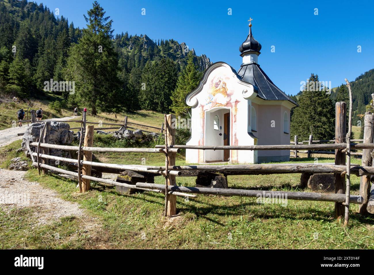 Die St. Joseph-Kapelle am Pürschling und das Dorf Unterammergau in den bayerischen alpen in Deutschland Stockfoto