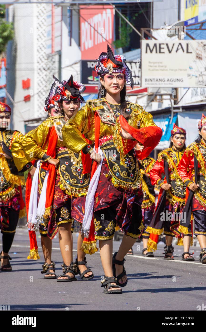 Remo-Tanz aus Ost-Java am 3. BEN-Karneval. Remo Dance zeigt in der Regel die Geschichte eines Prinzen, der auf einem Schlachtfeld kämpft. Stockfoto