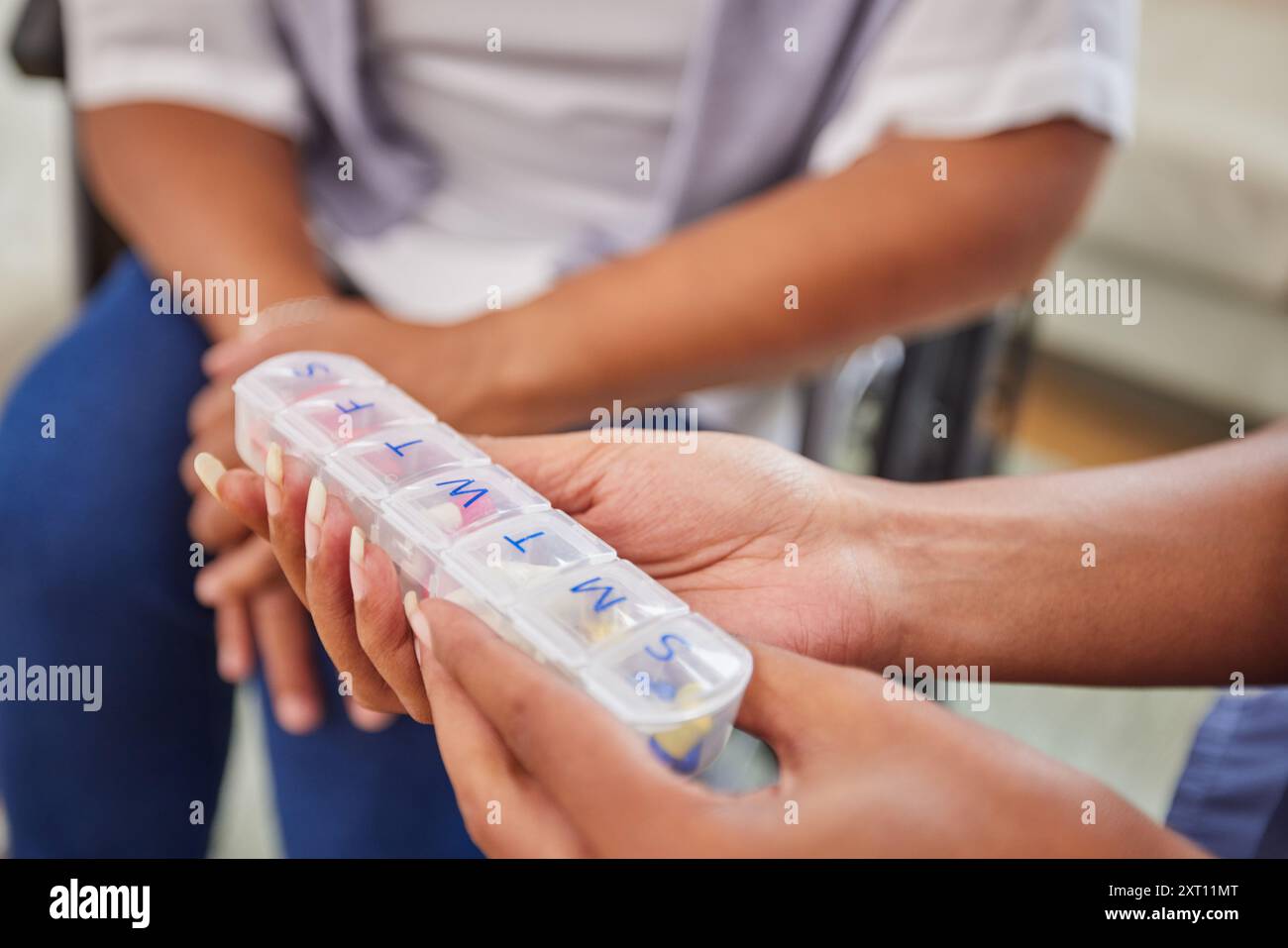 Frau, Krankenschwester und Hände mit Pillen für Patienten, Rezept oder wöchentliche Ergänzung zu Hause. Nahaufnahme des Betreuers, der mit dem Kunden mit einer Box oder einem Behälter spricht Stockfoto