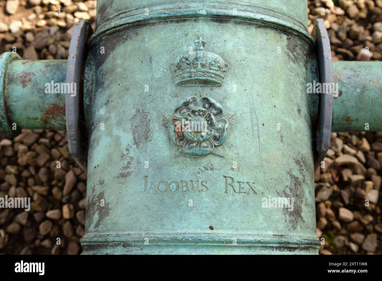 Bronzemörtel mit der Inschrift Thomas Pitt 1614 und dem Fass mit der Rose von England, die von einer Krone und Jacobus Rex überragt wird. Schottland Stockfoto